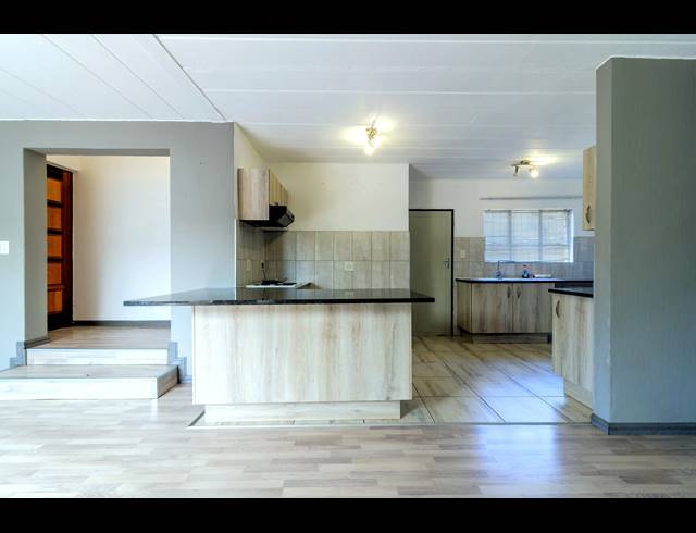 2 BEDROOM TOWNHOUSE FOR SALE IN ROODEKRANS